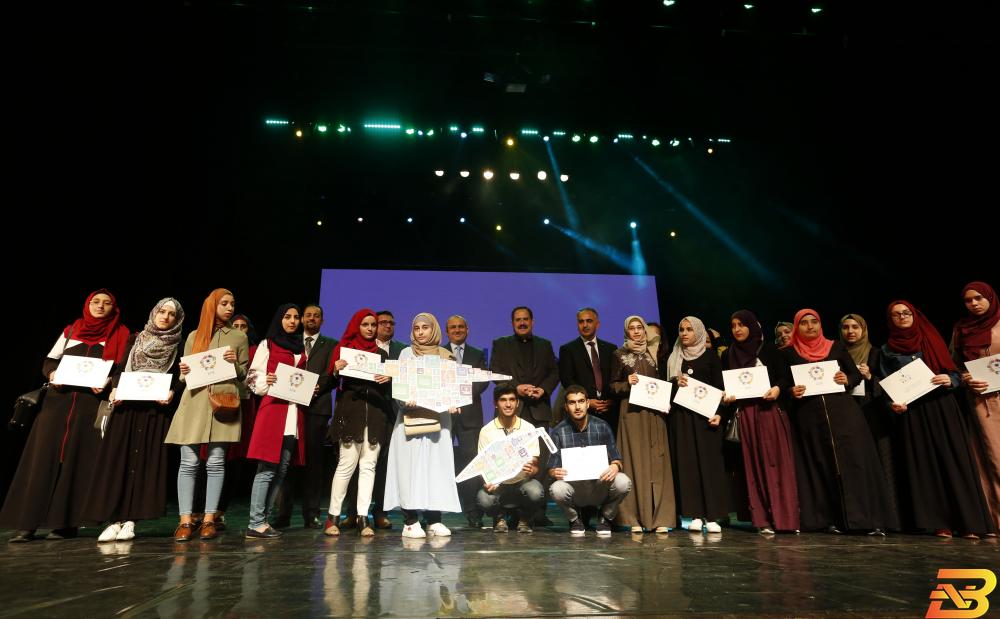 جانب من حفل منح مجموعة الاتصالات الفلسطينية للتعليم الجامعي والمهني-تصوير شروق زيد-وفا مجموعة الاتصالات الفلسطينية تقدم 550 منحة تعليمية جديدة
