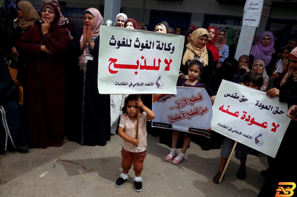 طفلة فلسطينية تحمل لافتة تندد بخفض التمويل لوكالة إغاثة وتشغيل اللاجئين الفلسطينيين في الشرق الأدنى (الأونروا) أثناء مظاهرة داخل مقر الوكالة في مدينة غزة يوم 12 أغسطس آب 2018. تصوير محمد سالم - رويترز. أمريكا توقف تمويل الأونروا