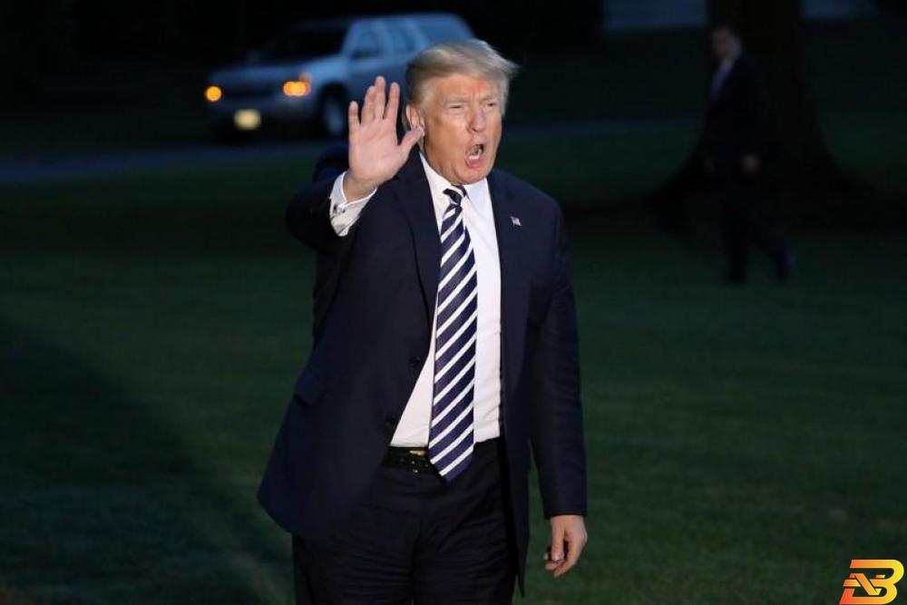 الرئيس الأمريكي دونالد ترامب يلوح للصحفيين عند عودته من شارلوت بولاية نورث كارولاينا إلى البيت الأبيض يوم الجمعة. تصوير كريس واتي - رويترز. ترامب يقول لا حاجة لكندا في نافتا ويحذر الكونجرس من التدخل