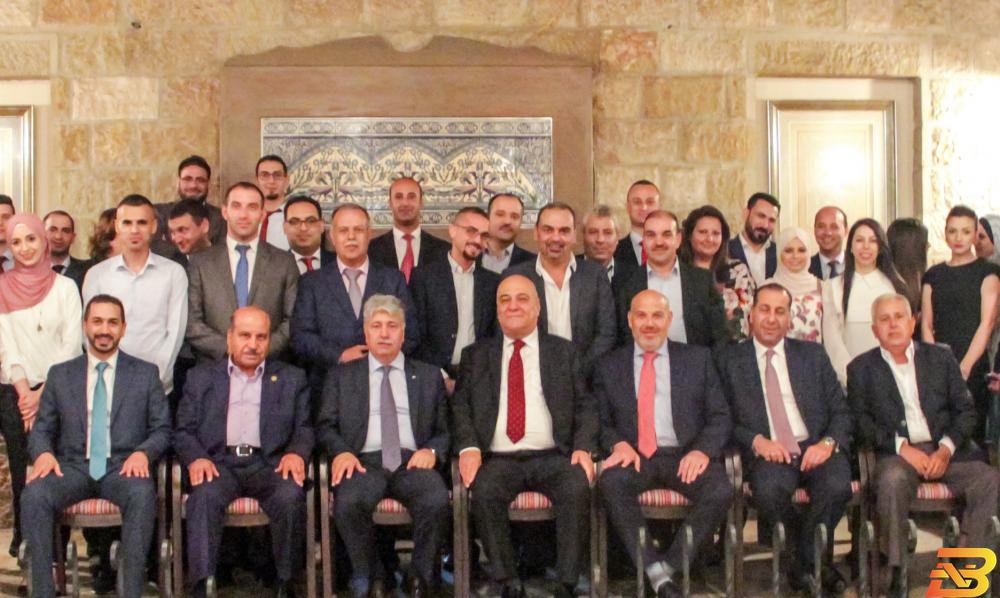 صورة جماعية للمشاركين في الحفل بنك القدس يرحب بموظفيه الجدد