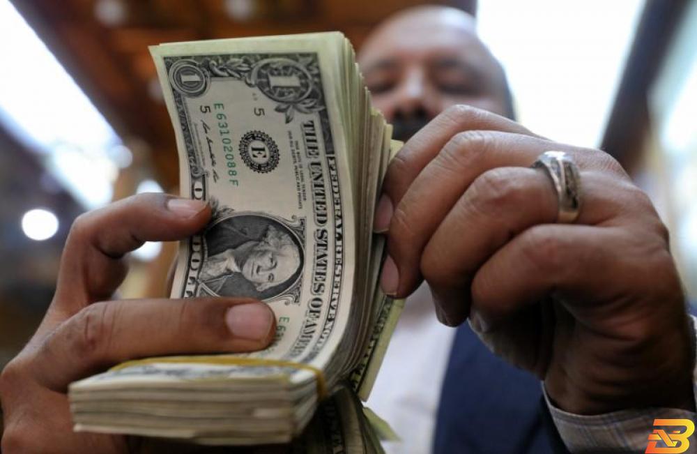 رجل يقوم بعد أوراق نقدية من الدولار الأمريكي في مكتب لتحويل العملات في العاصمة المصرية القاهرة. صورة من أرشيف رويترز. الدولار الأميركي يضرب مجددا.. وعملة أخرى في مهب الريح