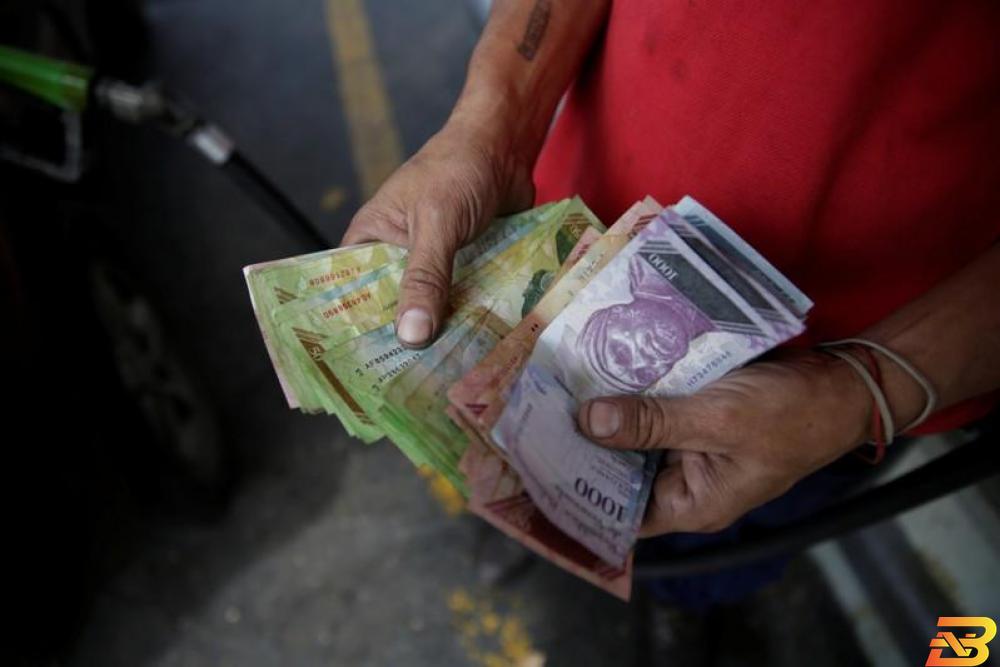 فنزويلا تعلن تخفيف القيود على العملة والاقتصاديون متشككون