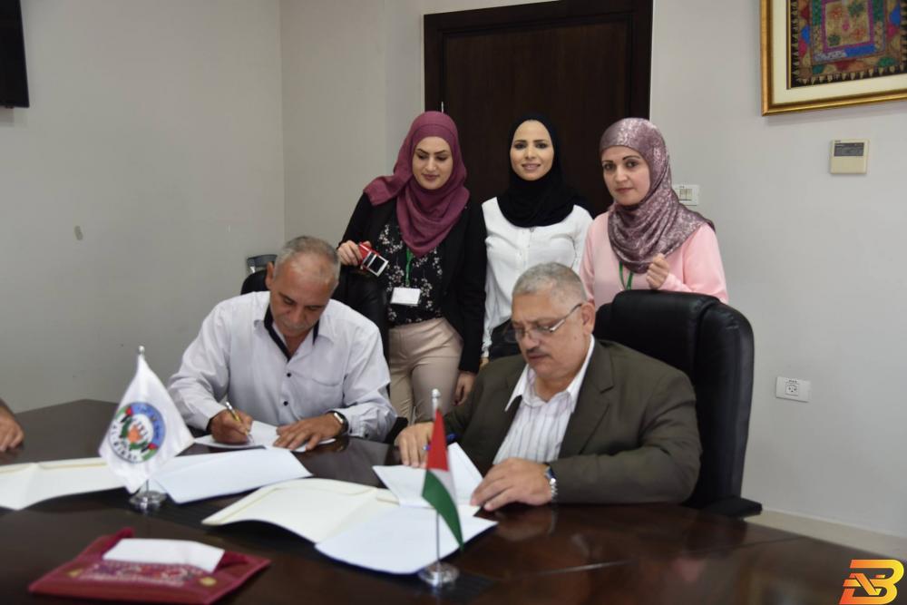 جانب من توقيع الاتفاقية بلدية البيرة توقّع اتفاقية شقّ وتأهيل طرق بقيمة 8 مليون شيقل