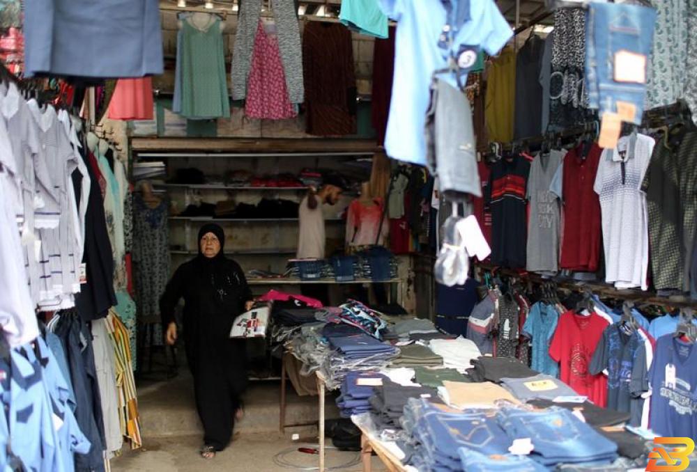 امرأة فلسطينية تتسوق في خان يونس بقطاع غزة يوم 19 اغسطس اب 2018. تصوير: ابراهيم ابو مصطفى - رويترز. الأمم المتحدة تتحسر على الاقتصاد الفلسطيني