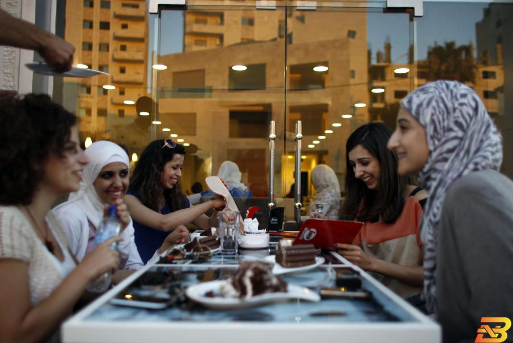 مقهى إيطالي في مدينة رام الله-أرشيف رويترز السياحة والخدمات...قطاع واعد يبحث عن كفاءات مدرّبة
