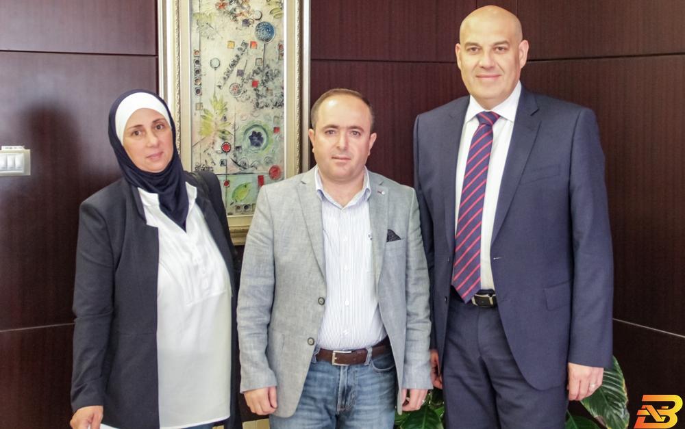 المشاركون في الاجتماع بنك القدس يواصل دعمه لجمعية الحياة لمكافحة السرطان