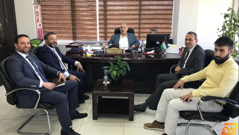جانب من اللقاء البنك الاسلامي العربي يبحث سبل التعاون مع بلدية البيرة