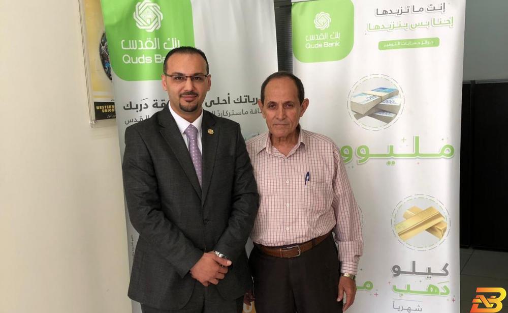 جانب من تسليم الدعم بنك القدس يقدم دعمه إلى لجنة زكاة طولكرم