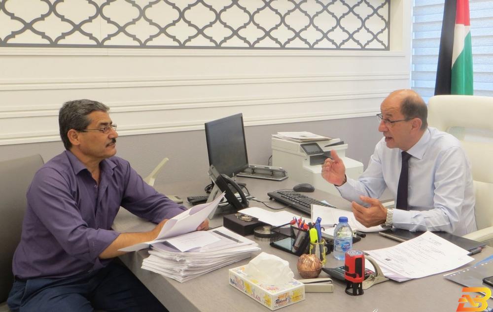 المدير العام، نائب رئيس مجلس ادارةالصندوق الفلسطيني لتعويض مصابي حوادث الطرق وضاح الخطيب (يمين الصورة) يتحدث للصحفي ابراهيم أبو كامش تحقيق صحفي-خلاف عميق يعصف باتحاد شركات التأمين