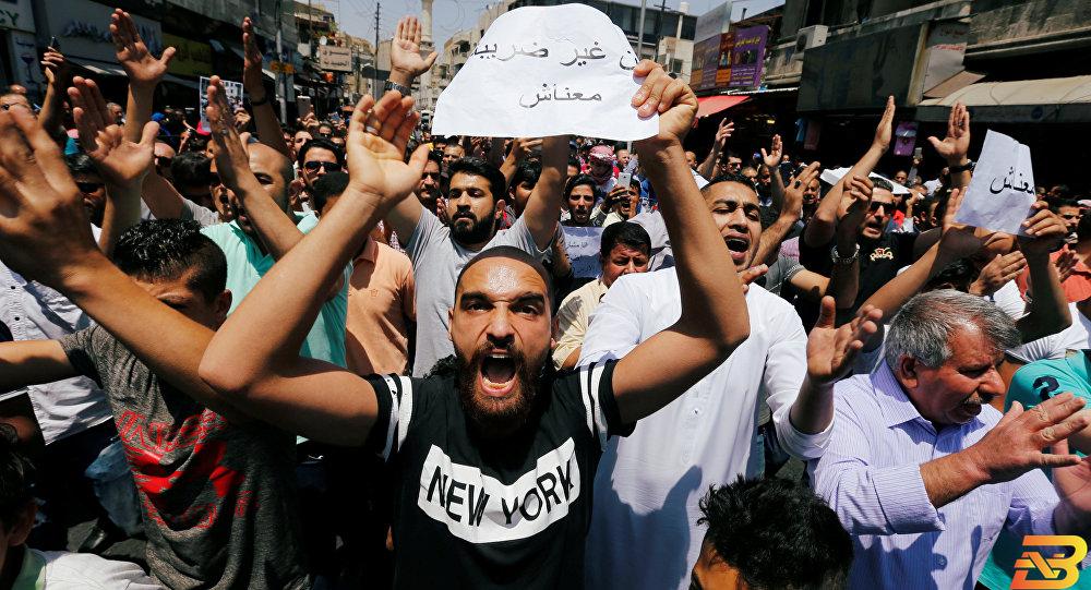 احتجاجات في الأردن على ضريبة الدخل-أرشيف وكالات الشارع الأردني منقسم على قانون ضريبة الدخل ومتفق على قلّة حلول الحكومة المستقبلية