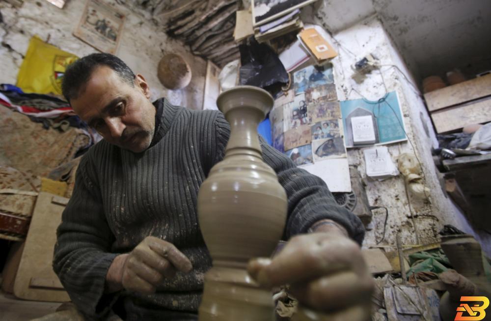 صورة توضيحية-صناعة الفخار في فلسطين-أرشيف رويترز الاستثمارات الفلسطينية في الخارج تفوق الاستثمارات الأجنبية في فلسطين بنحو 1.492 مليون دولار