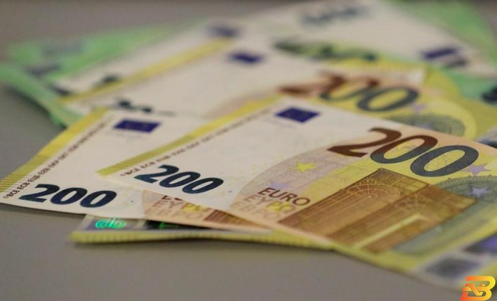 أوراق يورو نقدية بصورة من أرشيف رويترز اليورو يهبط بعد موافقة إيطاليا على الميزانية والدولار يرتفع
