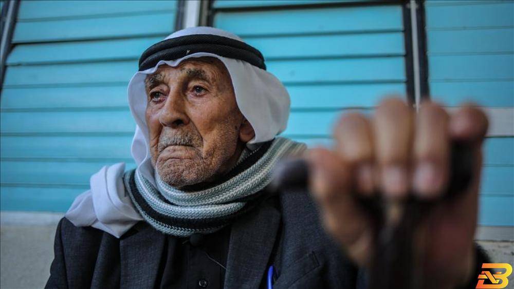 صورة توضيحية-مسن فلسطيني-أرشيف الأناضول- الإحصاء: فلسطين تشهد تحسنًا ملحوظًا في معدلات البقاء على قيد الحياة