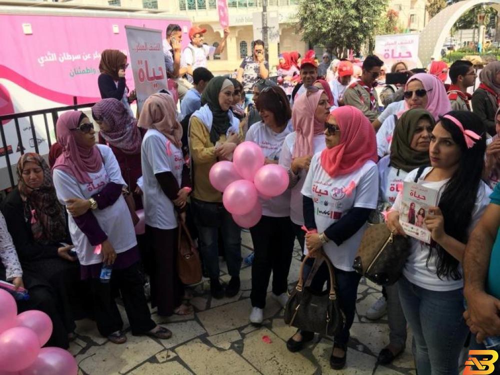جانب من إطلاق الحملة الخليل: مركز دنيا وبنك فلسطين يطلقان حملة للكشف المبكر عن سرطان الثدي