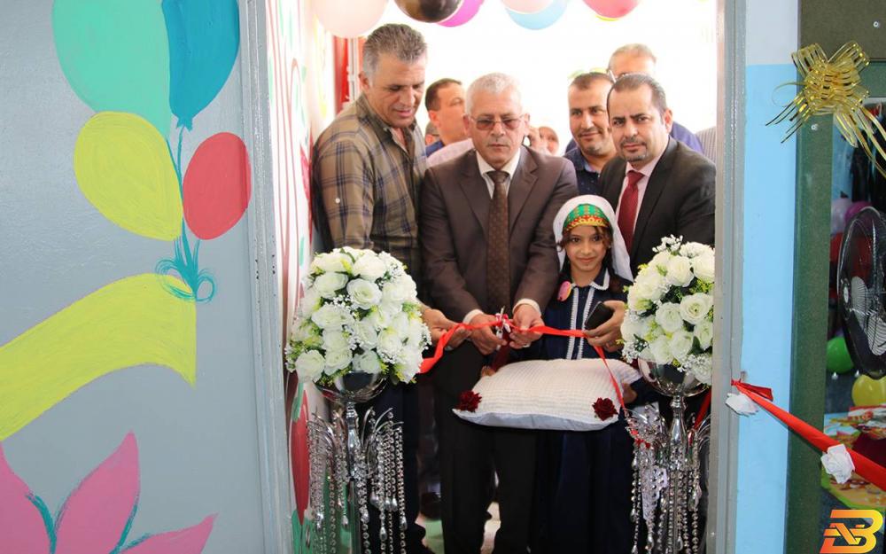 جانب من قص شريط الافتتاح ’الإسلامي الفلسطيني’ يتبرع بأجهزة الكترونية لمدرسة في حوارة