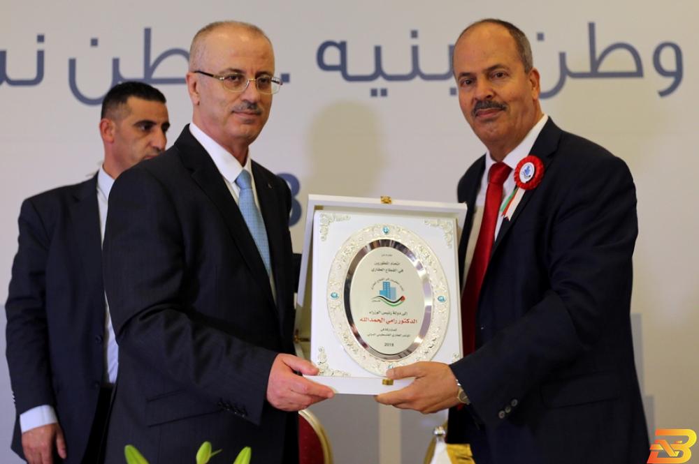 جانب من تكريم رئيس الوزراء عقب مشاركته في المؤتمر-تصوير معن خليفة الحمد الله: نسعى لتكريس بيئة استثمارية آمنة وتطوير قوانين قطاع العقارات