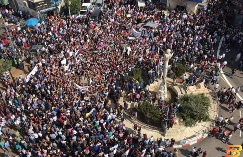 جانب من الاعتصام-تصوير سامر خويرة آلاف الحناجر تصدح في رام الله: الشعب يريد إسقاط ’الضمان’