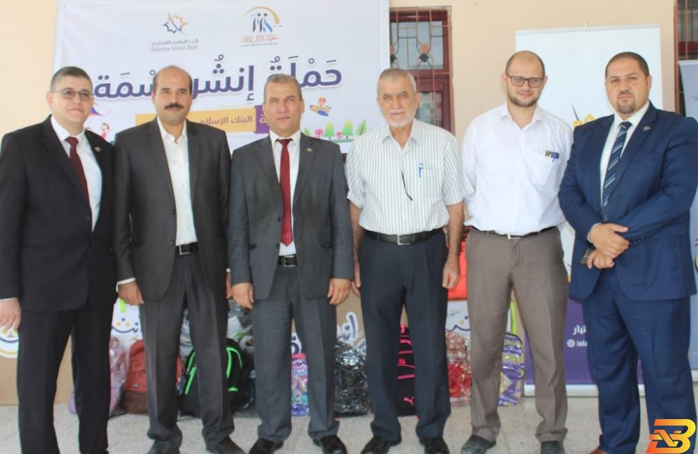 جانب من تقديم الحقائب المدرسية لمعهد الأمل للأيتام 'الإسلامي الفلسطيني' يقدم حقائب مدرسية لمعهد الأمل للأيتام