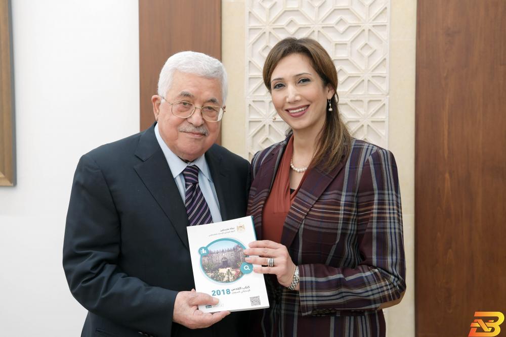 الرئيس محمود عباس، يتسلم نسخة من التقرير-تصوير ثائر غنايم الرئيس يتسلم كتاب القدس الاحصائي السنوي لعام 2018