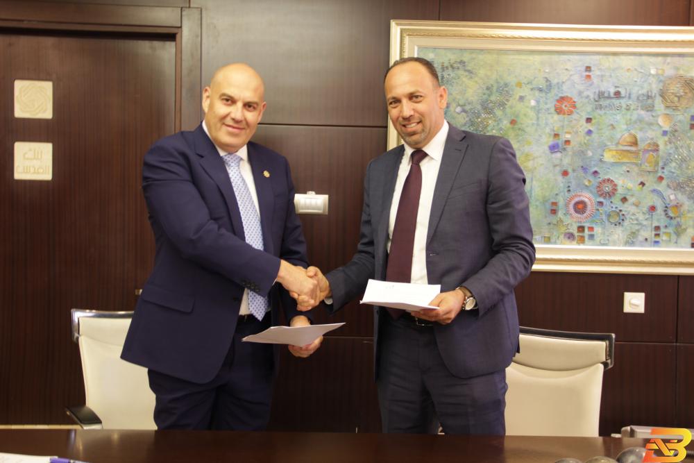 جانب من توقيع الاتفاقية بنك القدس يستثمر في شركة إكسبرتس للحلول المتكاملة