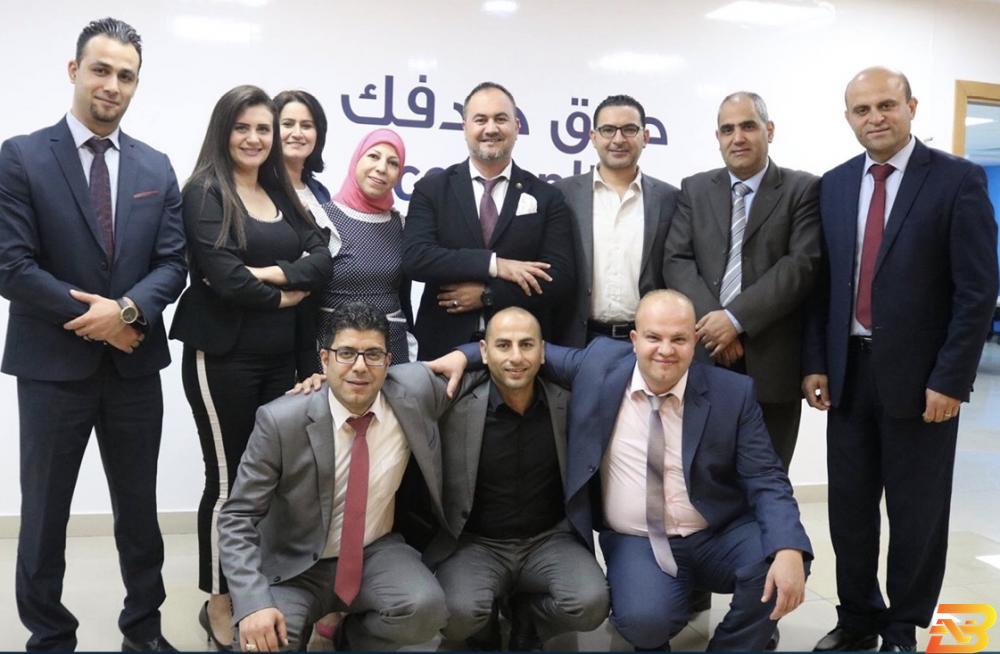 مشاركون في البرنامج التدريبي بنك الأردن ينهي تدريبا لموظفيه حول خدمة الأفراد
