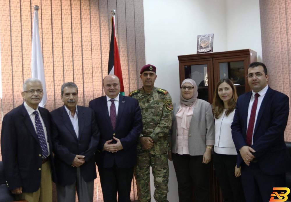 جانب من توقيع الاتفاقية مع جامعة الاستقلال سلطة النقد توقع مذكرتي تفاهم مع الجامعة العربية الأمريكية وجامعة الاستقلال