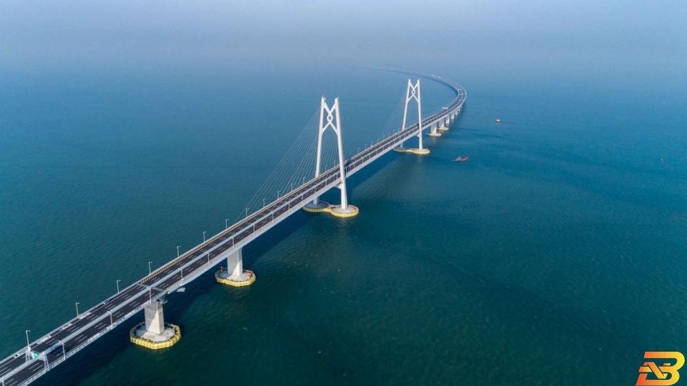 الرئيس الصيني يفتتح جسرا ضخما يربط هونج كونج وتشوهاي ومكاو