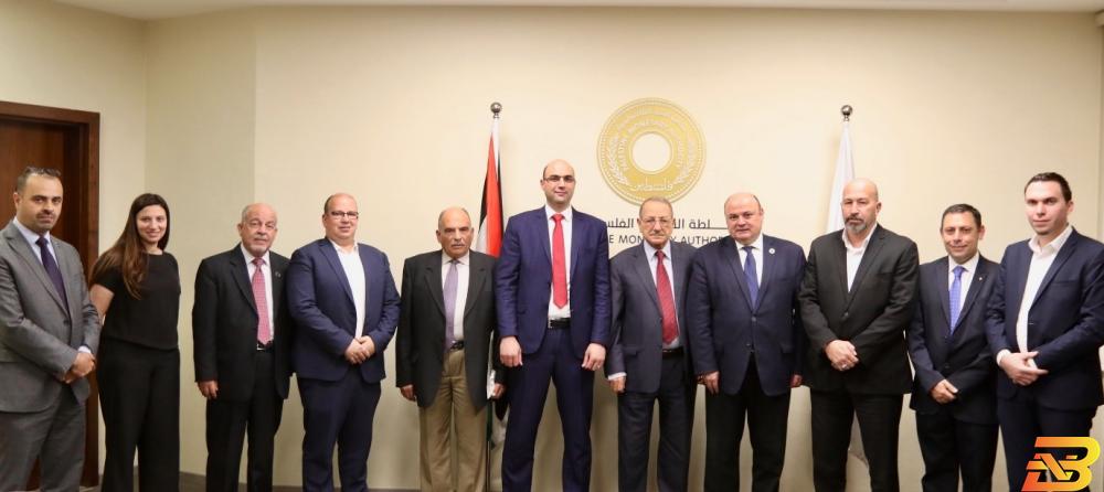 صورة جماعية بعد توقيع مذكرات التفاهم سلطة النقد توقع مذكرات تفاهم مع ثلاث شركات خاصة لتزويدها بخدمة نظام الاستعلام الائتماني الموحد