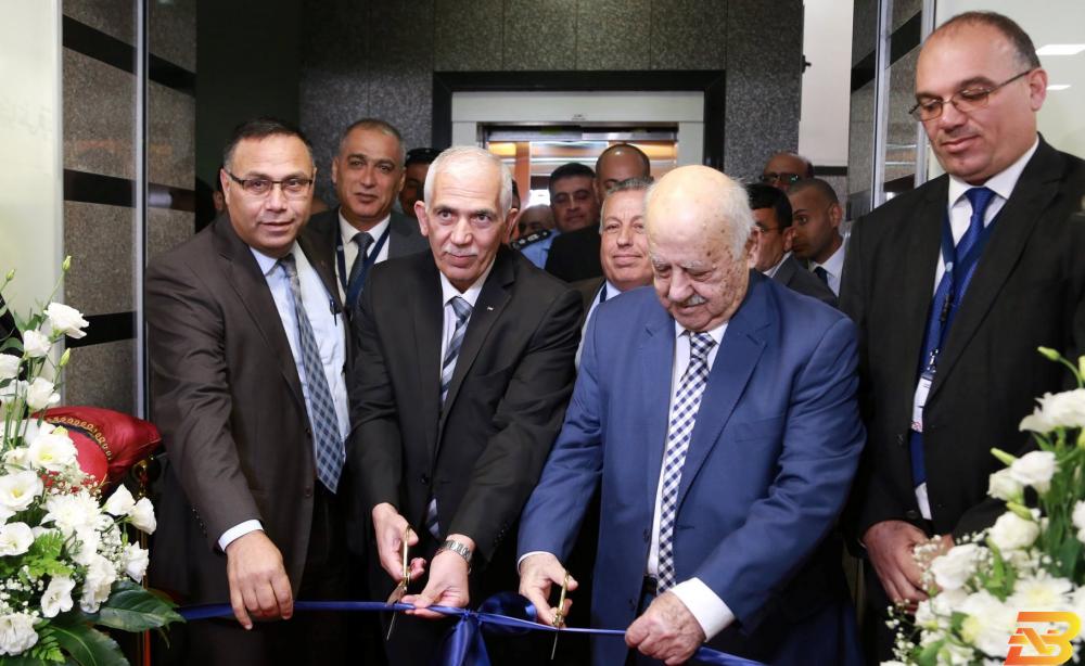 جانب من قص شريط الافتتاح شركة تمكين للتأمين تحتفل بافتتاح فرعها في بيت لحم
