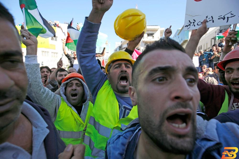 جانب من التظاهرات المطالبة بتعديل القانون في رام الله-تصوير أ ف ب الحكومة تصر على التطبيق والحراك يرفض.. قانون الضمان الى أين؟