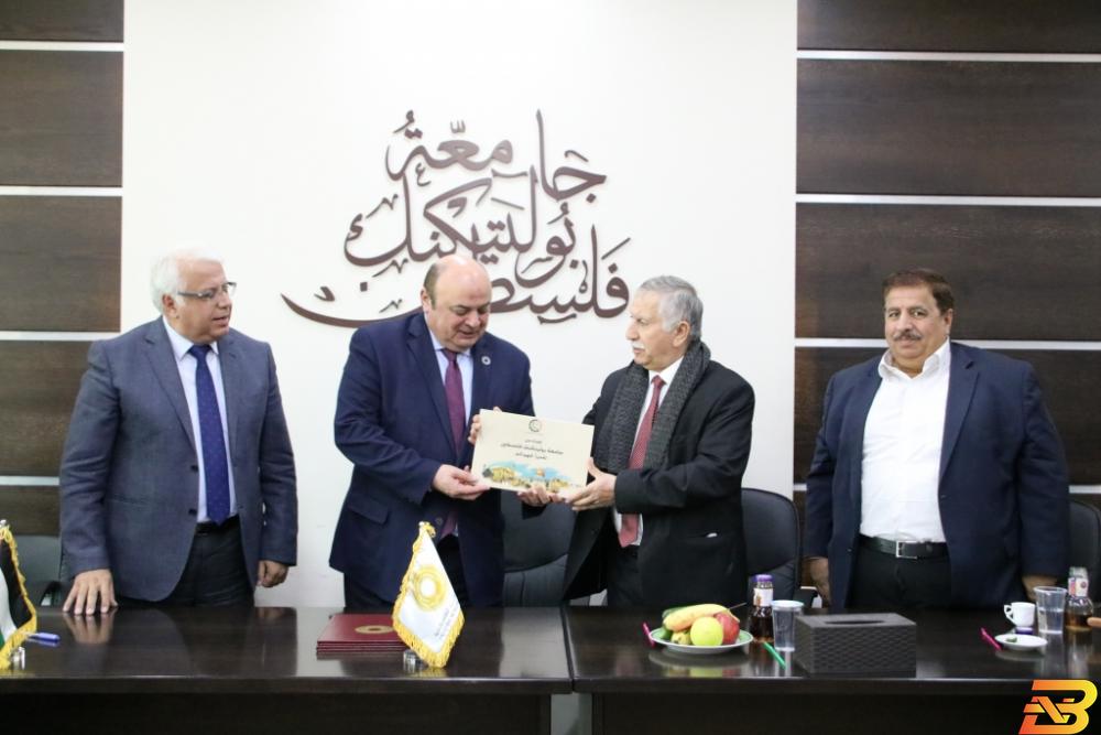 جانب من توقيع الاتفاقية جامعة بوليتكنك فلسطين وسلطة النقد توقعان اتفاقية تعاون لتبادل الخبرات