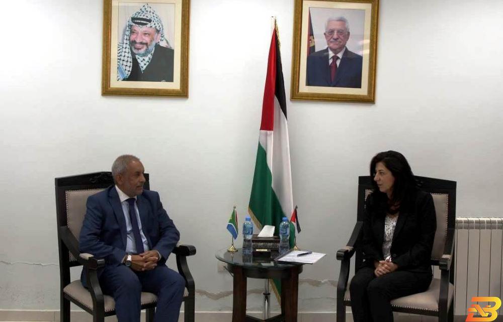 جانب من اللقاء وزيرة الاقتصاد تبحث مع سفير جنوب افريقيا تعزيز علاقات التعاون المشتركة