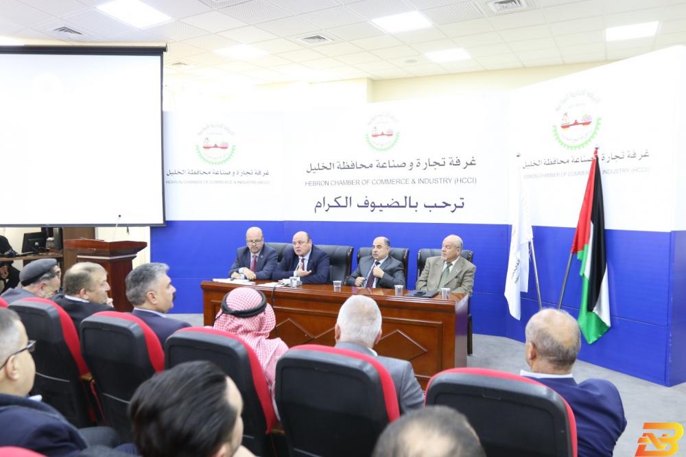 جانب من الورشة محافظ سلطة النقد يفتتح ورشة في غرفة تجارة الخليل