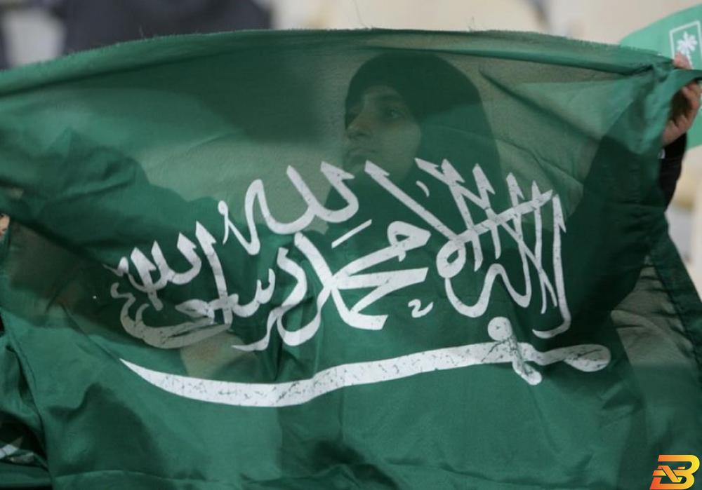 صورة توضيحية-فتاة تحمل علم السعودية-أرشيف وكالات السعودية تسدد حصتها في الميزانية الفلسطينية بـ60 مليون دولار