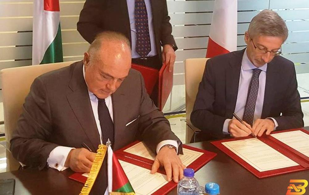 وزير المالية والقنصل الفرنسي يوقعان اتفاقية سابقة-أرشيفية بشارة يوقع اتفاقية مع القنصل الفرنسي لدعم الموازنة بقيمة 8 مليون يورو