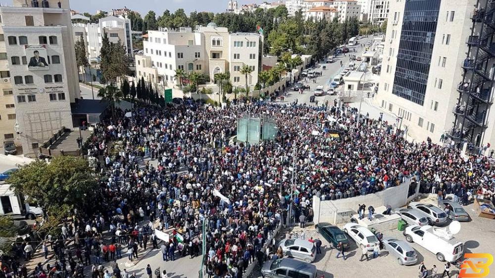 جانب من التظاهرة الحراك متواصل-تظاهرة حاشدة في رام الله تطالب بتأجيل تطبيق ’الضمان’