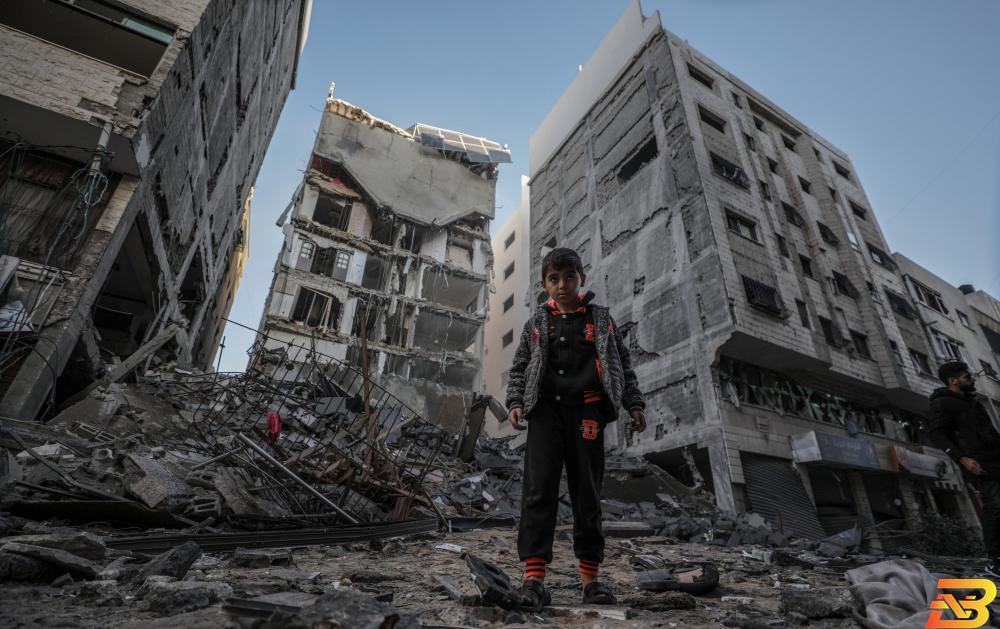 طفل يعاين الدمار الذي حل بمنطقة في غزة قصفها الطيران الإسرائيلي-تصوير وكالات تقرير: قطاع غزة تنهشه الحروب والفقر