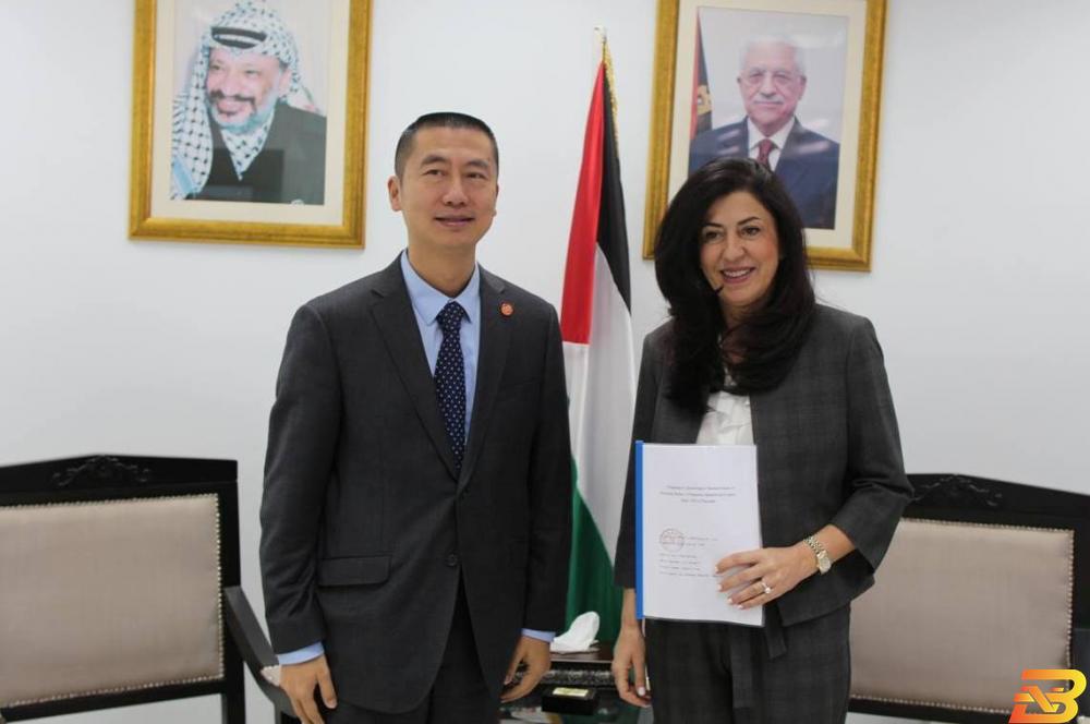 وزيرة الاقتصاد تتسلم التقرير من السفير الصيني عودة تتسلم التقرير الفني لمشروع تخطيط ترقوميا الصناعية