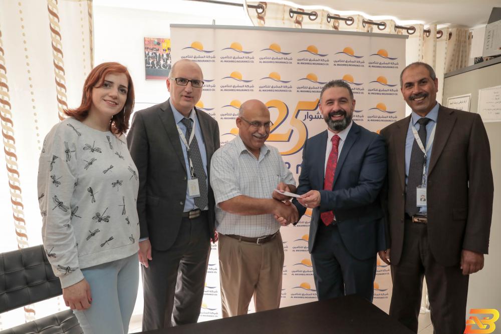 جانب من تسليم الدعم شركة المشرق للتأمين تدعم جمعيتين في نابلس