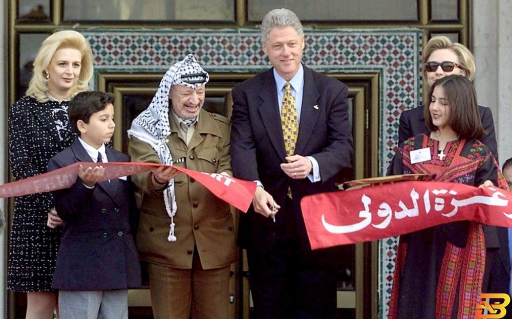 الرئيس الراحل ياسر عرفات والرئيس الأمريكي بيل كلينتون يقصان شريط افتتاح المطار-أرشيفية-تصوير وكالات مطار غزة الدولي... الحلم المدمر
