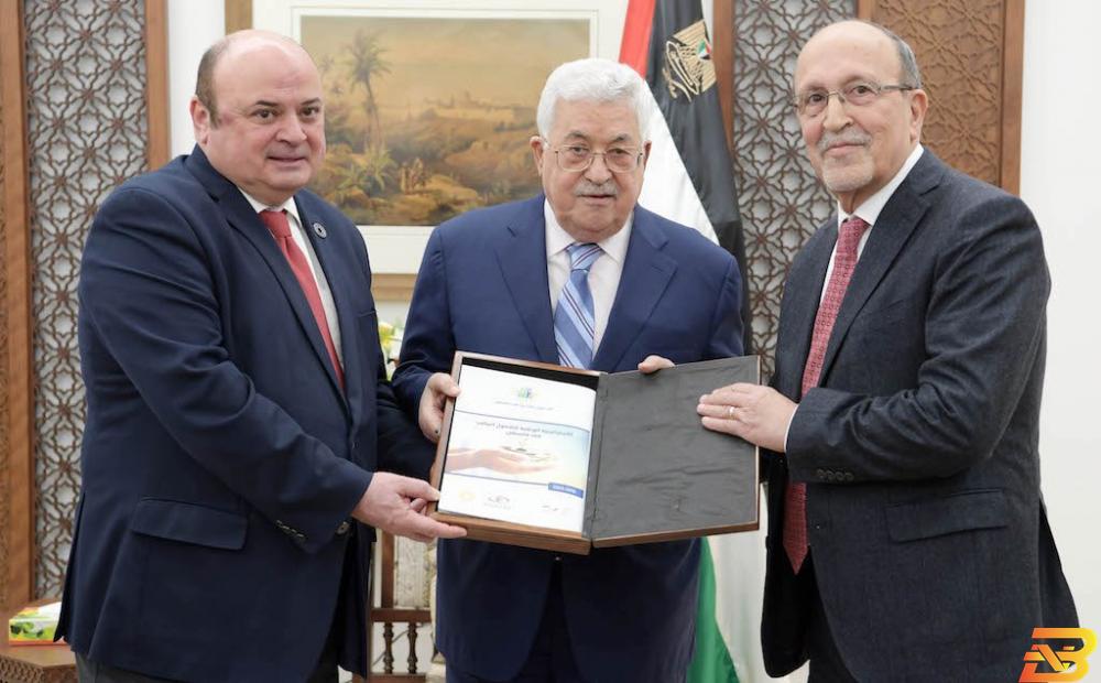 الرئيس محمود عباس الرئيس يتسلم الاستراتيجية الوطنية للشمول المالي-تصوير ثائر غنايم الرئيس يتسلم الاستراتيجية الوطنية للشمول المالي في فلسطين