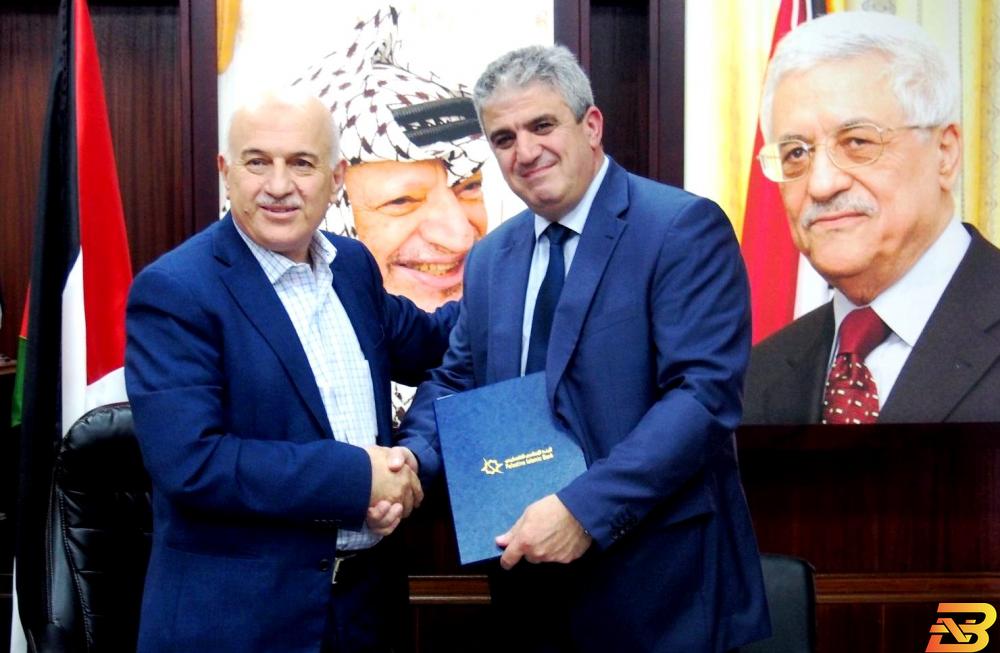 جانب من توقيع الاتفاقية بلدية نابلس توقع اتفاقية للتسديد الالكتروني مع البنك الاسلامي الفلسطيني