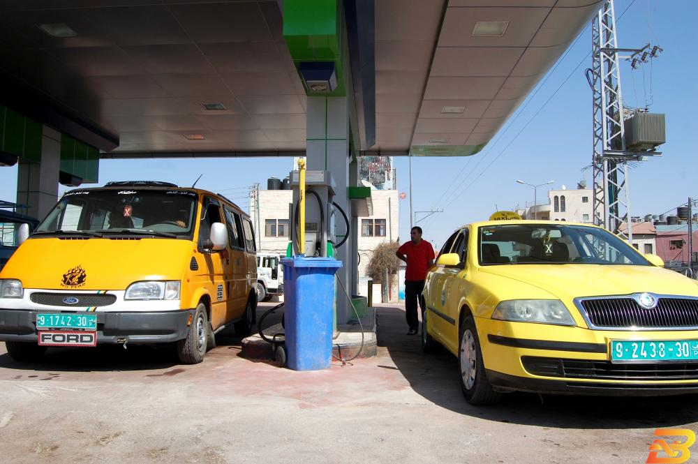 محطة محروقات فلسطينية-أرشيف وكالات انخفاض ملموس على أسعار ’البنزين’ و’السولار’ وأسعار الغاز تراوح مكانها
