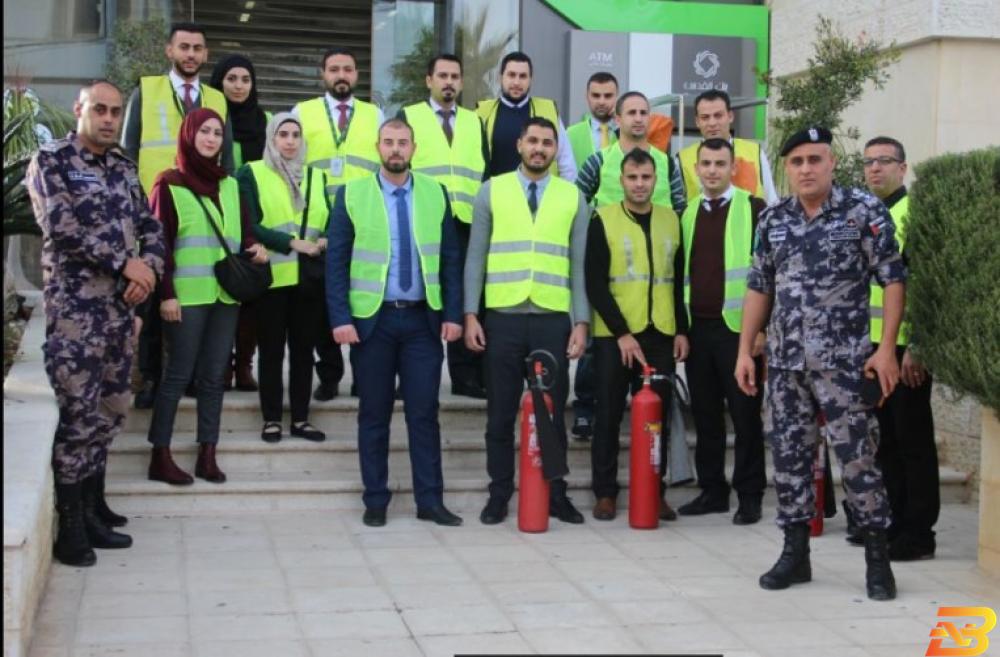 جانب من المشاركين في المناورة بنك القدس يجري مناورة وهمية لإخلاء الموظفين بالتعاون مع الدفاع المدني