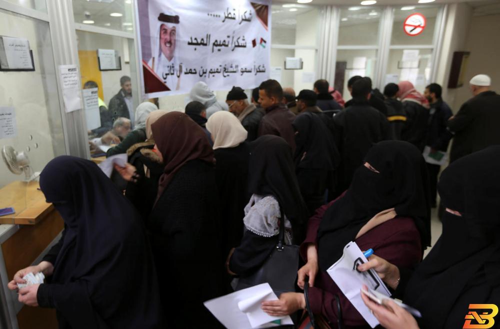 موظفون فلسطينيون مُعينون من قبل حماس ينتظرون لصرف رواتبهم المقدمة من قطر في خان يونس يوم الجمعة. تصوير: إبراهيم أبو مصطفى - رويترز. قطر تدفع أجور موظفي غزة المدنيين