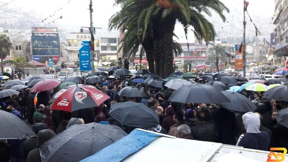 جانب من التظاهرة رغم البرد والأمطار-تظاهرة حاشدة رفضًا ل’الضمان’ في نابلس