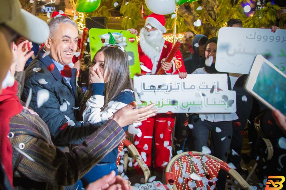 جانب من تسليم الجائزة طالبة مدرسة تفوز بكيلو ذهب مع بنك القدس