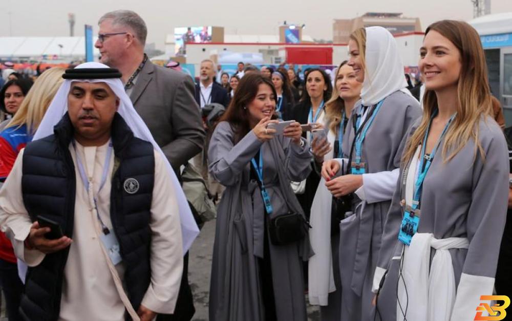 سياح غربيون يحضرون سباق (فورمولا إي) للسيارات في الرياض يوم السبت. تصوير: فيصل الناصر - رويترز. سياح غربيون يزورون السعودية مع سعي المملكة للانفتاح