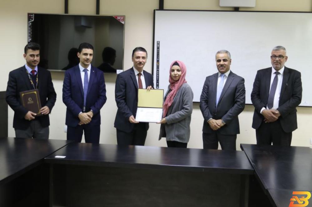 جانب من اختتام البرنامج التدريبي البنك الاسلامي العربي يحتفل باختتام برنامج تدريب طلبة ’خضوري’