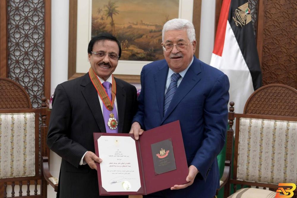الرئيس محمود عباس، يمنح الاقتصادي الوطني يوسف عصفور نجمة الاستحقاق-تصوير ثائر غنايم الرئيس يمنح الاقتصادي الوطني يوسف عصفور نجمة الاستحقاق